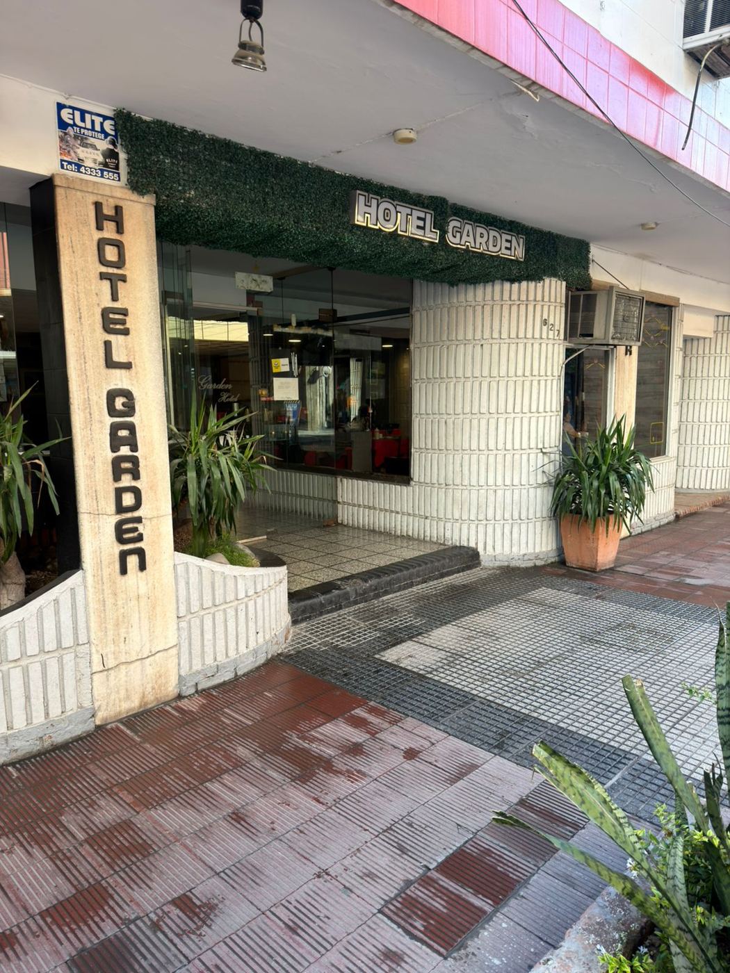 Frente del hotel